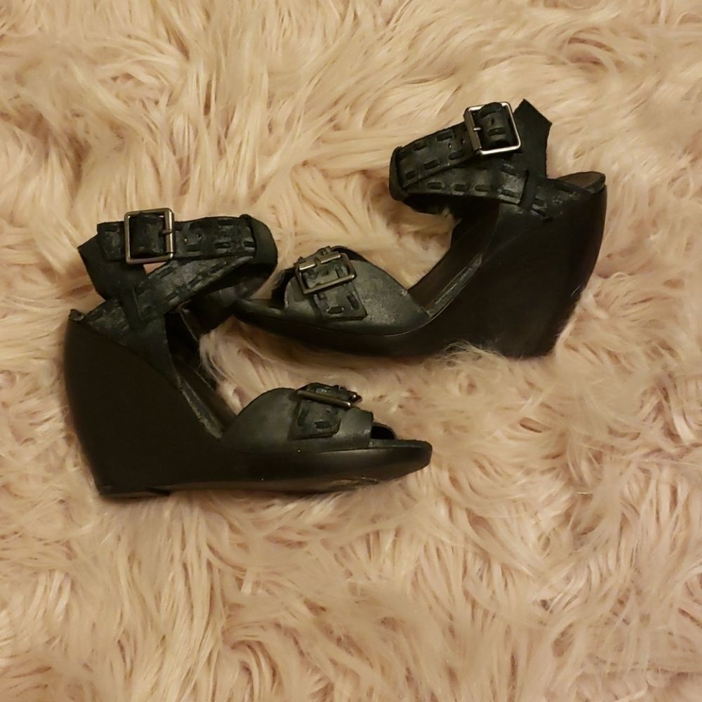 Trouve wedges size 7